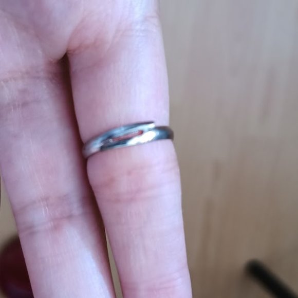 🔵💍 Bright Blue Plastic Ring with Silver-Colored Band - Small 💍🔵 - Picture 3 of 7